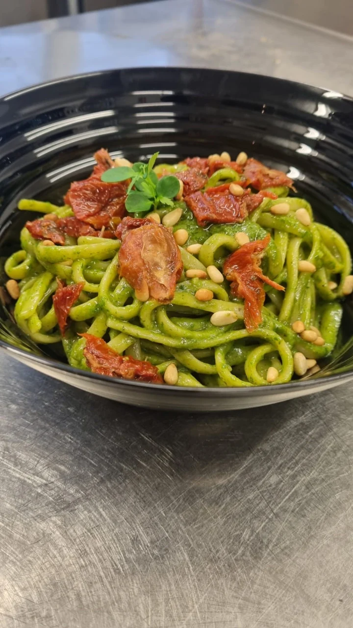 Pasta mit grünem Pesto, fotografiert für die Restaurantgalerie